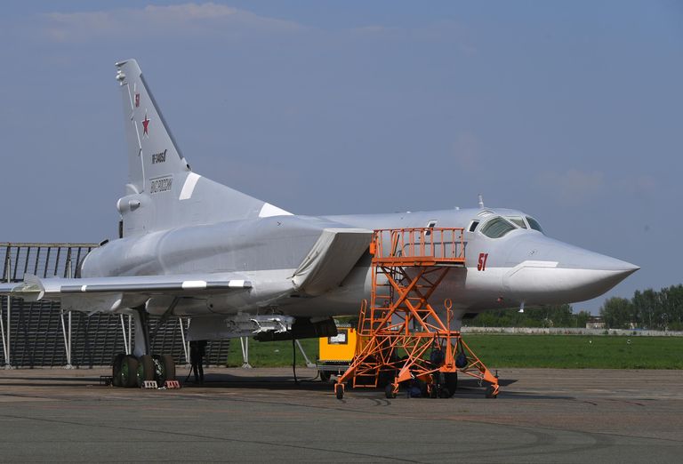 Дальний сверхзвуковой ракетоносец-бомбардировщик Ту-22М3 на площадке осмотра авиационной техники на территории Казанского авиационного завода имени С. П. Горбунова Дальний сверхзвуковой ракетоносец-бомбардировщик Ту-22М3 на площадке осмотра авиационной техники на территории Казанского авиационного завода имени С. П. Горбунова