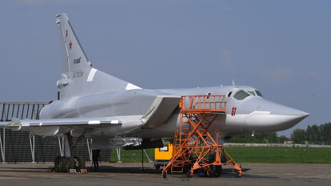 Дальний сверхзвуковой ракетоносец-бомбардировщик Ту-22М3 на площадке осмотра авиационной техники на территории Казанского авиационного завода имени С. П. Горбунова