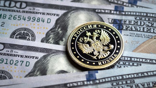 Купюры американских долларов и монета с гербом Российской Федерации Купюры американских долларов и монета с гербом Российской Федерации