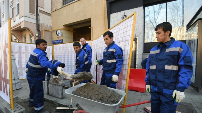 Рабочие укладывают тротуарную плитку на Никитском бульваре в Москве