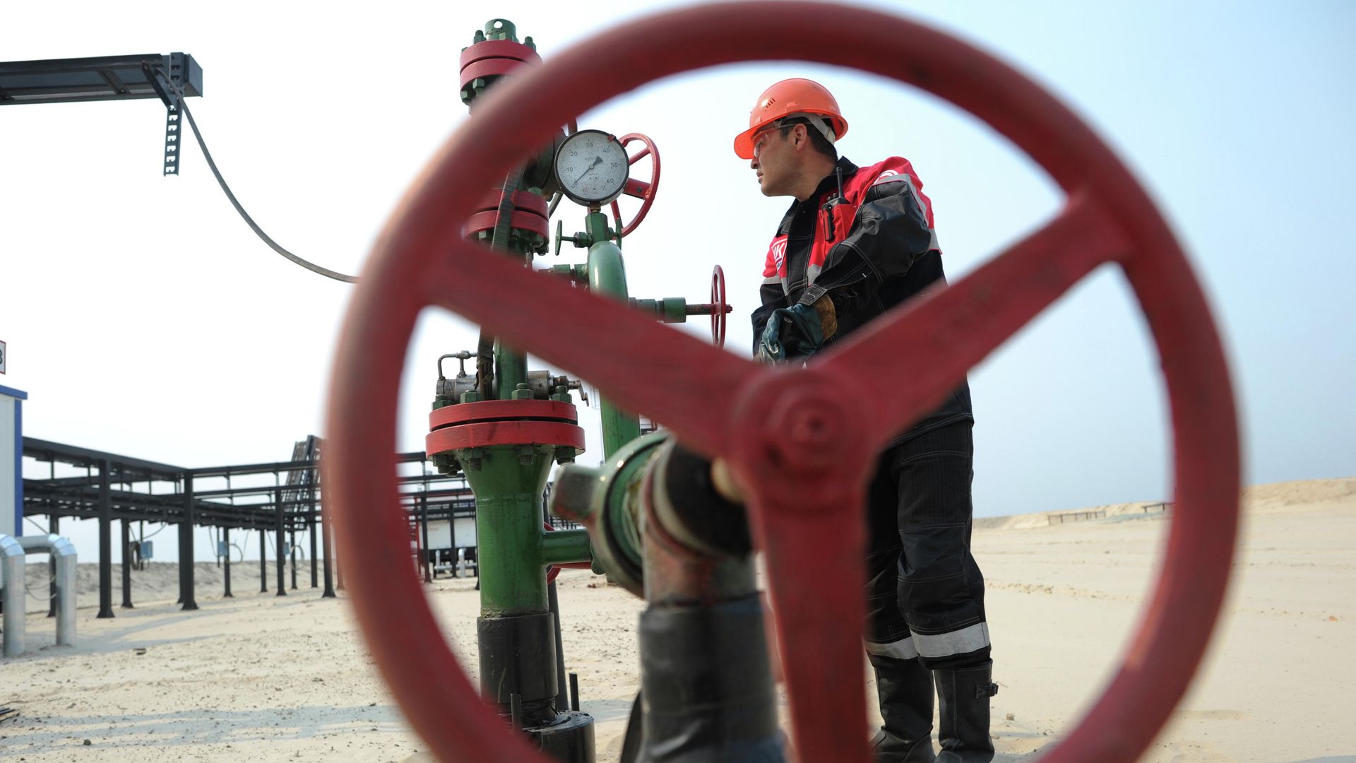 Оператор по добыче нефти Оператор по добыче нефти - РИА Новости, 1920, 04.03.2021
