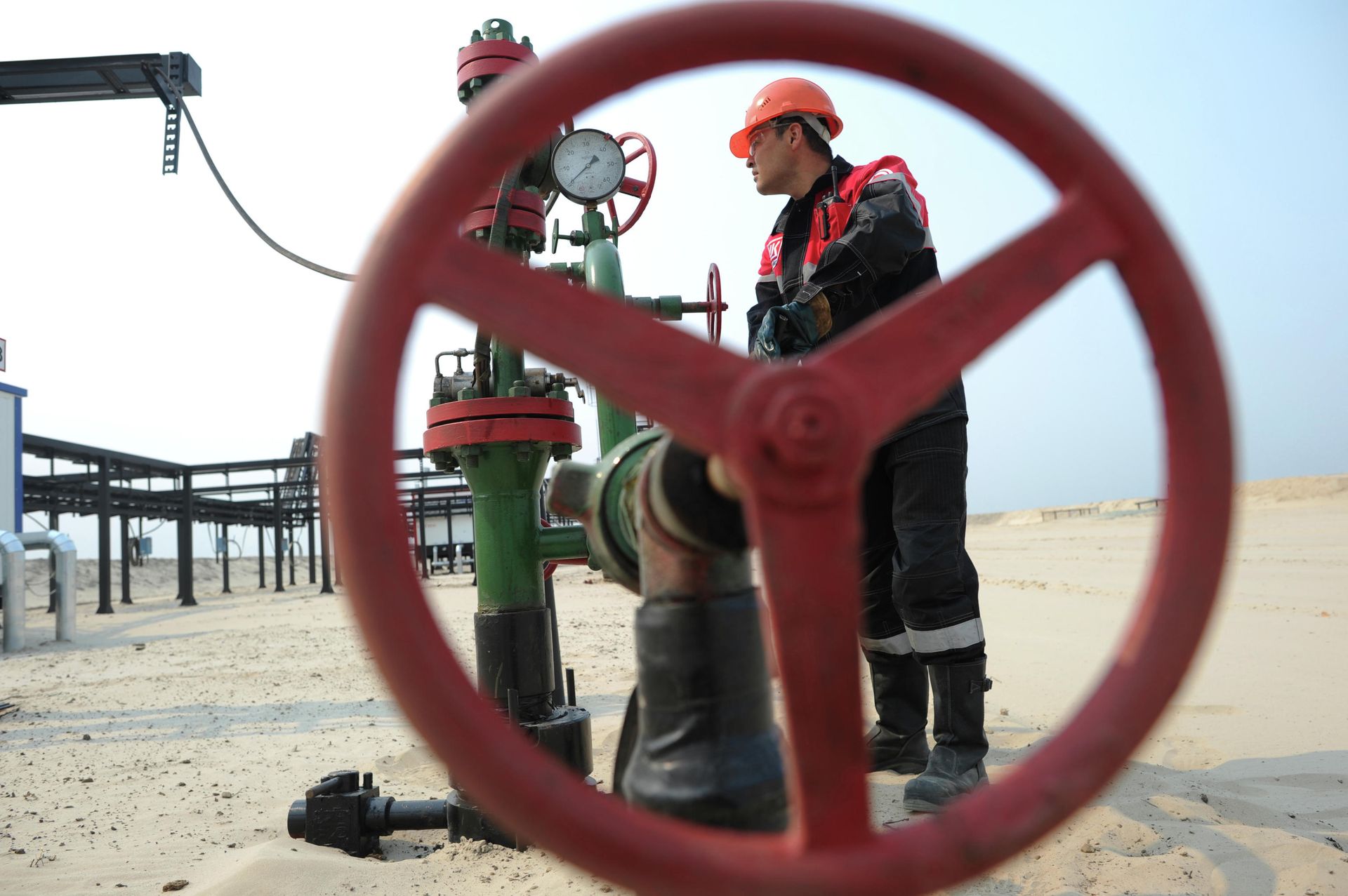 Оператор по добыче нефти Оператор по добыче нефти - РИА Новости, 1920, 19.07.2021