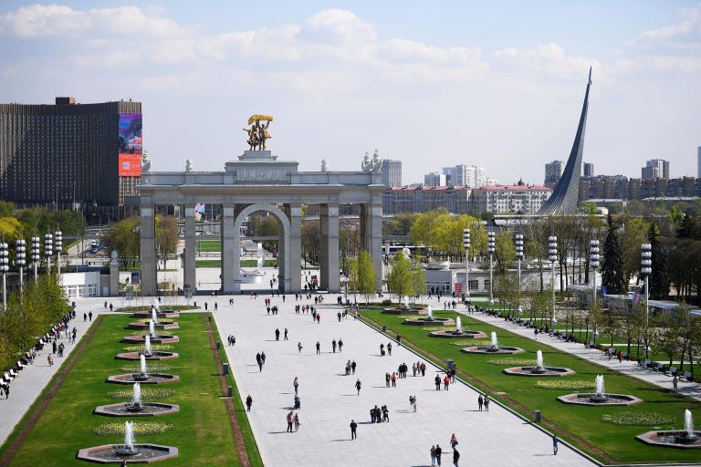 Отдыхающие у заработавших фонтанов на ВДНХ в Москве Отдыхающие у заработавших фонтанов на ВДНХ в Москве
