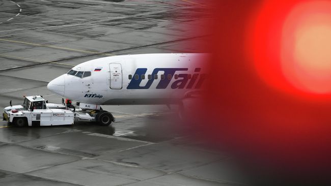 Самолет авиакомпании ЮТэйр в аэропорту Внуково Самолет авиакомпании ЮТэйр в аэропорту Внуково