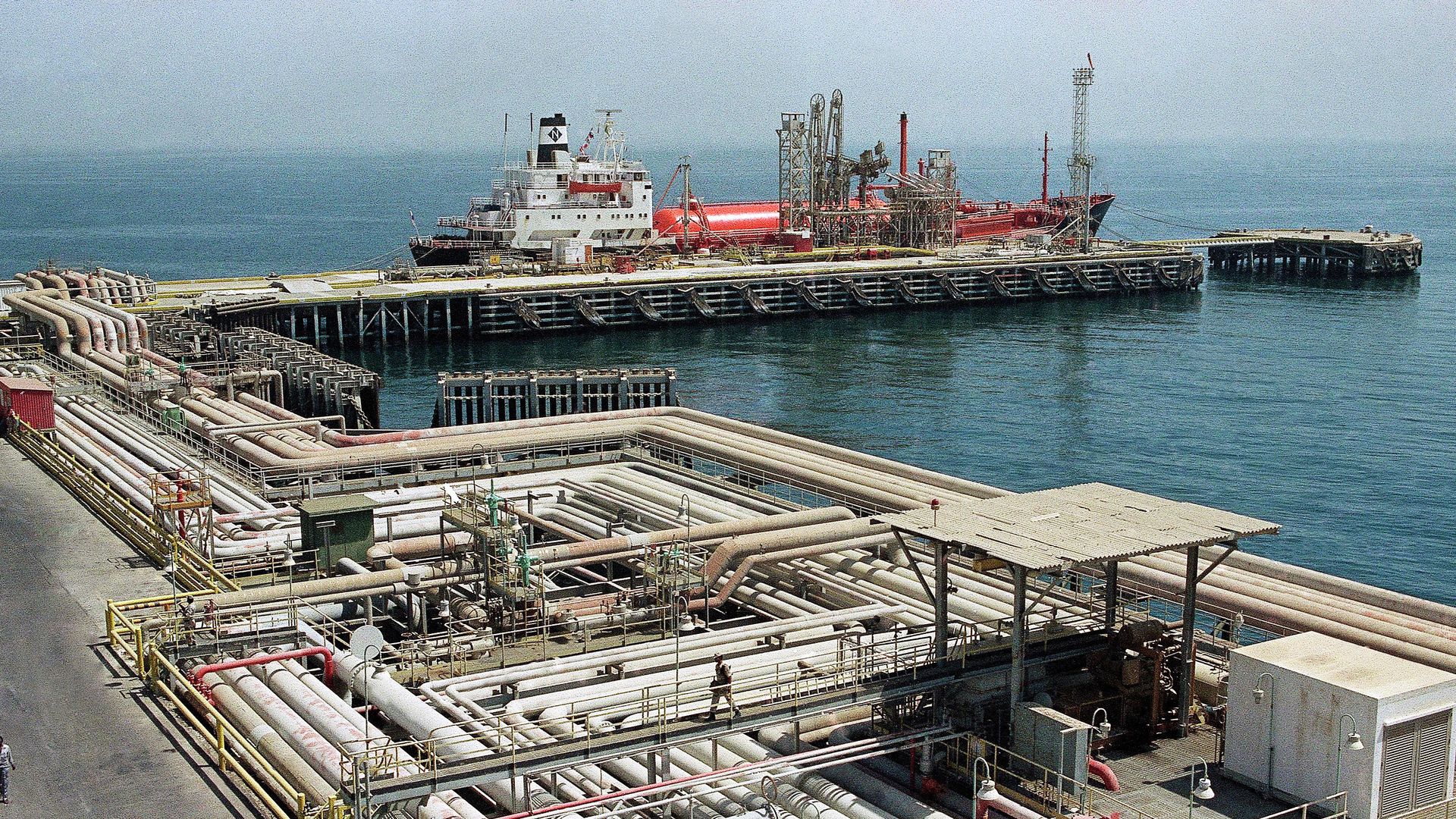 Нефтяные трубопроводы и порт в Рас Таннуре, Саудовская Аравия Нефтяные трубопроводы и порт в Рас Таннуре, Саудовская Аравия - РИА Новости, 1920, 26.06.2026
