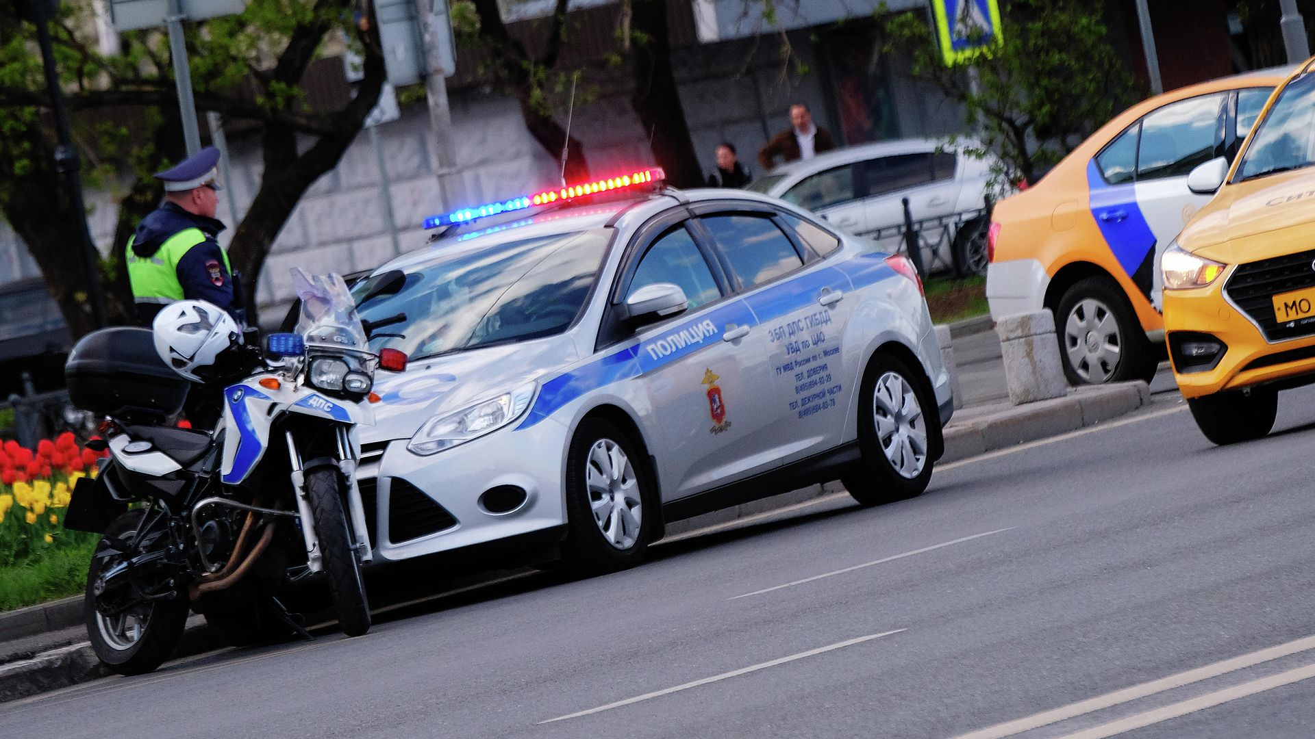 Автомобиль и мотоцикл полиции Автомобиль и мотоцикл полиции - РИА Новости, 1920, 18.04.2025