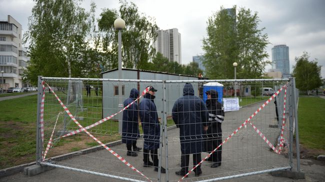 Сотрудники охраны на огороженной территории сквера у Театра драмы в Екатеринбурге, где планируется построить храм святой Екатерины Сотрудники охраны на огороженной территории сквера у Театра драмы в Екатеринбурге, где планируется построить храм святой Екатерины