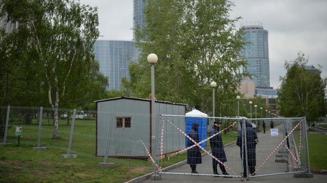 Сотрудники охраны на огороженной территории сквера у Театра драмы в Екатеринбурге, где планируется построить храм святой Екатерины Сотрудники охраны на огороженной территории сквера у Театра драмы в Екатеринбурге, где планируется построить храм святой Екатерины