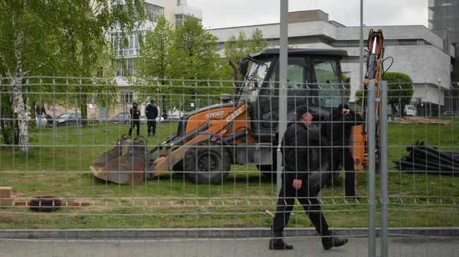 Огороженная территория сквера у Театра драмы в Екатеринбурге Огороженная территория сквера у Театра драмы в Екатеринбурге