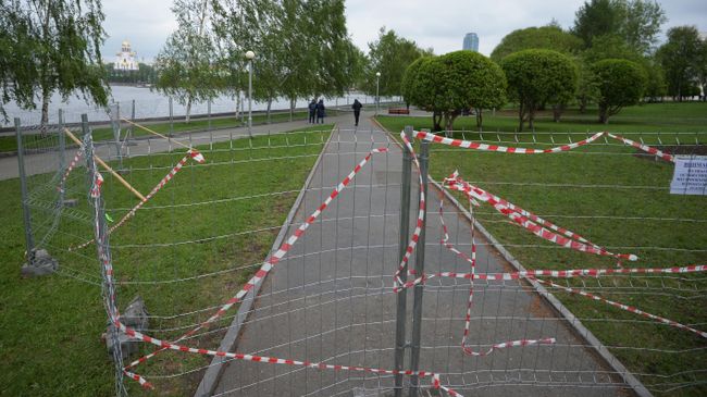 Предупреждение на заборе огороженной территории сквера у Театра драмы в Екатеринбурге, где планируется построить храм святой Екатерины Предупреждение на заборе огороженной территории сквера у Театра драмы в Екатеринбурге, где планируется построить храм святой Екатерины