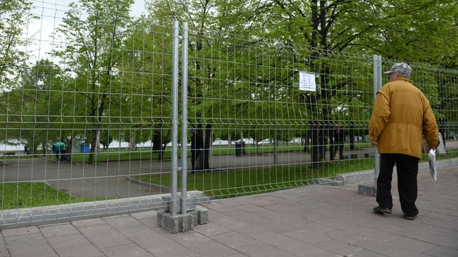 Огороженная территория сквера у Театра драмы в Екатеринбурге, где планируется построить храм святой Екатерины Огороженная территория сквера у Театра драмы в Екатеринбурге, где планируется построить храм святой Екатерины