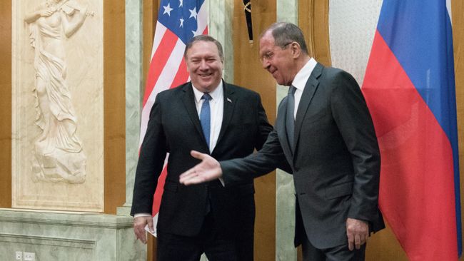 Министр иностранных дел России Сергей Лавров и госсекретарь США Майк Помпео во время встречи в Сочи. 14 мая 2019 Министр иностранных дел России Сергей Лавров и госсекретарь США Майк Помпео во время встречи в Сочи. 14 мая 2019