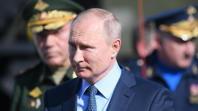 Президент России Владимир Путин во время посещения 929-го Государственного летно-испытательного центра Министерства обороны России имени В. П. Чкалова. 14 мая 2019 Президент России Владимир Путин во время посещения 929-го Государственного летно-испытательного центра Министерства обороны России имени В. П. Чкалова. 14 мая 2019