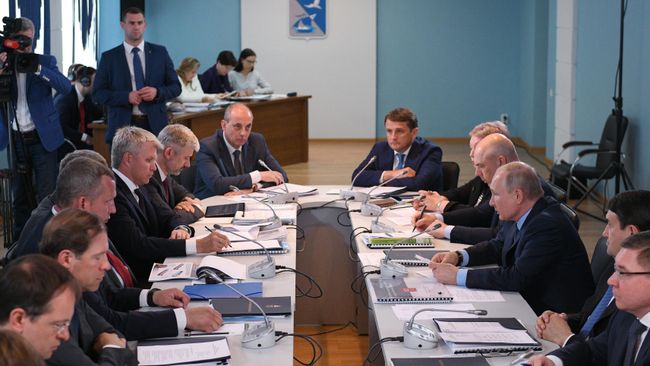 Президент РФ Владимир Путин проводит совещание о социально-экономическом развитии Астраханской области Президент РФ Владимир Путин проводит совещание о социально-экономическом развитии Астраханской области