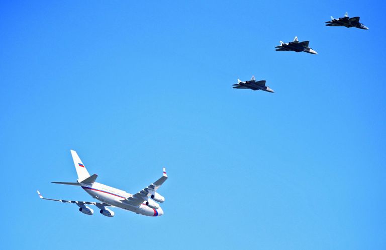 Истребители Су-57 сопровождают самолет президента РФ Владимира Путина, следующий в Ахтубинск