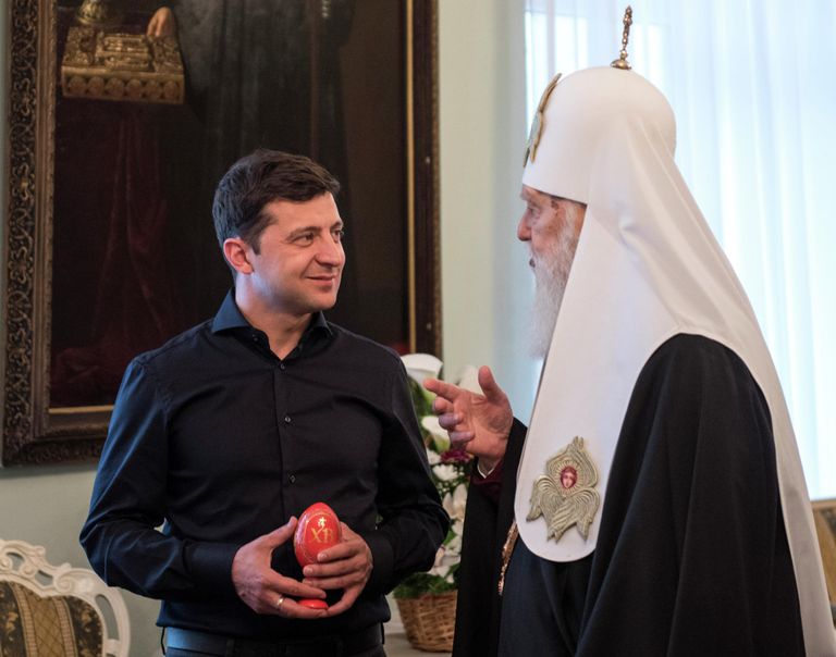 Избранный президент Украины Владимир Зеленский во время встречи с Патриархом Филаретом в Киеве 