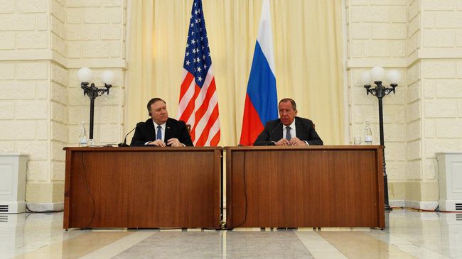 Министр иностранных дел РФ Сергей Лавров и госсекретарь США Майк Помпео во время совместной пресс-конференции по итогам переговоров в Сочи Министр иностранных дел РФ Сергей Лавров и госсекретарь США Майк Помпео во время совместной пресс-конференции по итогам переговоров в Сочи