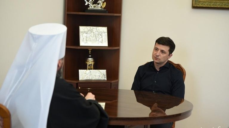 Избранный президент Украины Владимир Зеленский и митрополит Епифаний во время встречи в Киеве Избранный президент Украины Владимир Зеленский и митрополит Епифаний во время встречи в Киеве