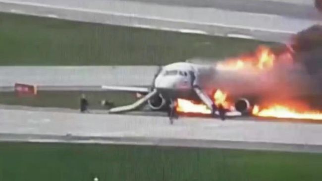 Аварийная посадка Superjet в Шереметьево Аварийная посадка Superjet в Шереметьево