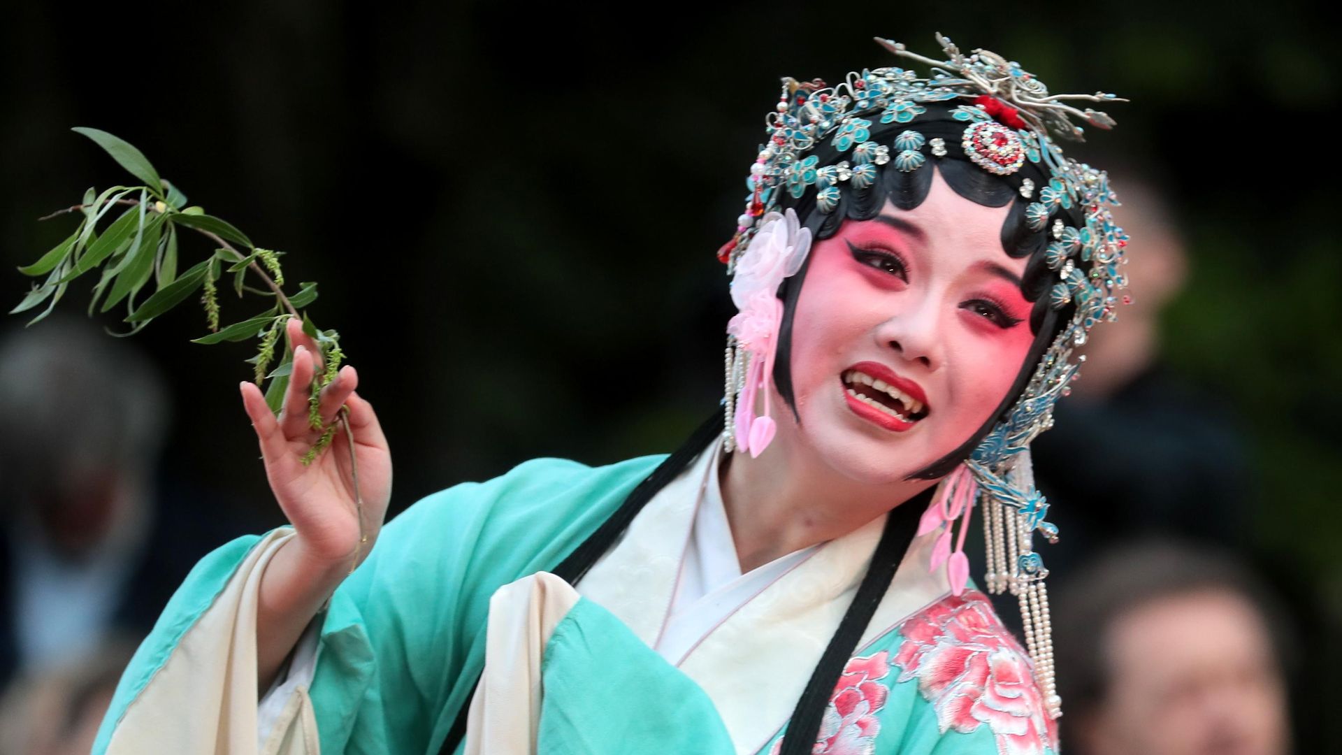 Актриса Сюй Сы Цзя в роли Ду Линьян в сцене из спектакля Пионовая беседка, который проходит в рамках Международного театрального фестиваля имени А.П.Чехова в Москве, в Аптекарском огороде Актриса Сюй Сы Цзя в роли Ду Линьян в сцене из спектакля Пионовая беседка, который проходит в рамках Международного театрального фестиваля имени А.П.Чехова в Москве, в Аптекарском огороде - РИА Новости, 1920, 15.05.2019
