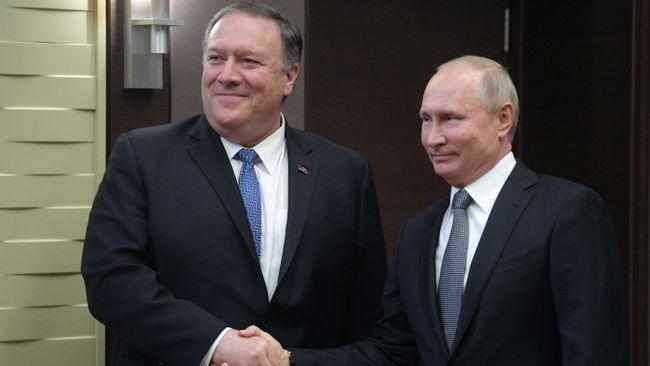 Владимир Путин и госсекретарь США Майк Помпео во время встречи в Сочи. 14 мая 2019 Владимир Путин и госсекретарь США Майк Помпео во время встречи в Сочи. 14 мая 2019