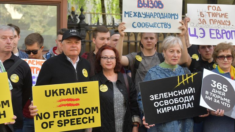 Генеральный директор МИА Россия сегодня Дмитрий Киселев во время акции в поддержку Кирилла Вышинского у здания посольства Украины в Москве Генеральный директор МИА Россия сегодня Дмитрий Киселев во время акции в поддержку Кирилла Вышинского у здания посольства Украины в Москве