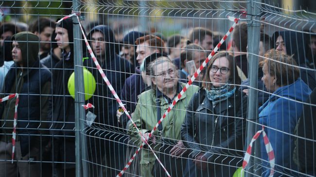 Участники протестной акции против строительства храма Святой Екатерины у театра драмы в Екатеринбурге Участники протестной акции против строительства храма Святой Екатерины у театра драмы в Екатеринбурге