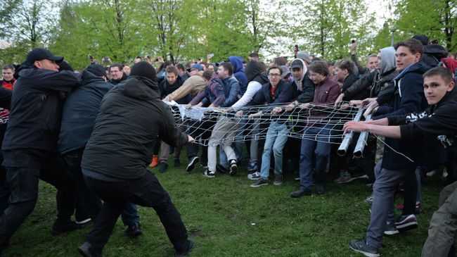 Участники протестной акции против строительства храма Святой Екатерины у театра драмы в Екатеринбурге Участники протестной акции против строительства храма Святой Екатерины у театра драмы в Екатеринбурге