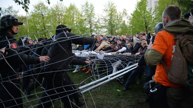 Участники протестной акции против строительства храма Святой Екатерины у театра драмы в Екатеринбурге Участники протестной акции против строительства храма Святой Екатерины у театра драмы в Екатеринбурге