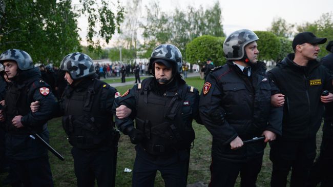 Сотрудники полиции и ЧОП во время протестной акции против строительства храма Святой Екатерины у театра драмы в Екатеринбурге Сотрудники полиции и ЧОП во время протестной акции против строительства храма Святой Екатерины у театра драмы в Екатеринбурге