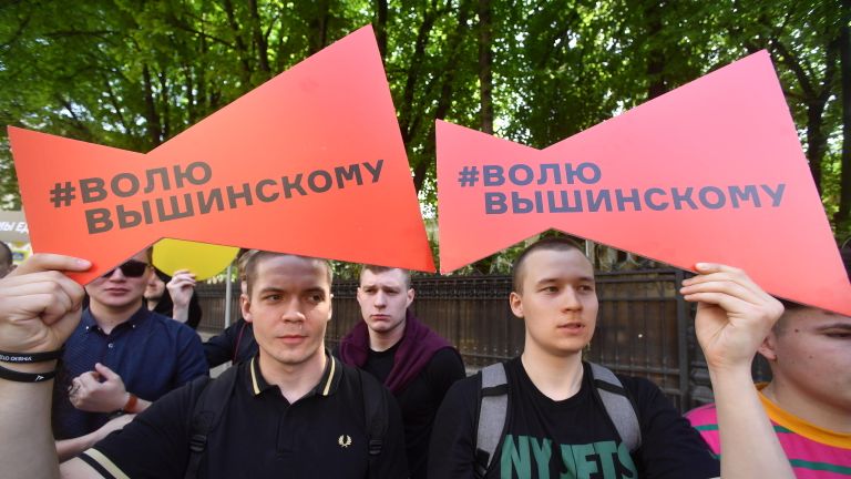 Участники акции в поддержку Кирилла Вышинского у здания посольства Украины в Москве Участники акции в поддержку Кирилла Вышинского у здания посольства Украины в Москве