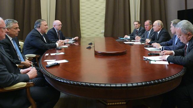 Президент РФ Владимир Путин и госсекретарь США Майк Помпео во время встречи в Сочи Президент РФ Владимир Путин и госсекретарь США Майк Помпео во время встречи в Сочи