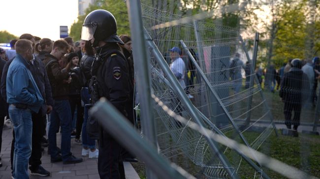 Сотрудник полиции во время протестной акции против строительства храма Святой Екатерины у театра драмы в Екатеринбурге Сотрудник полиции во время протестной акции против строительства храма Святой Екатерины у театра драмы в Екатеринбурге
