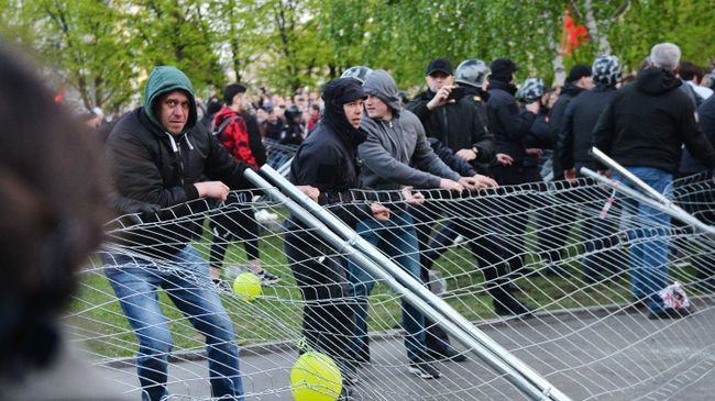 Участники протестной акции против строительства храма Святой Екатерины у театра драмы в Екатеринбурге Участники протестной акции против строительства храма Святой Екатерины у театра драмы в Екатеринбурге