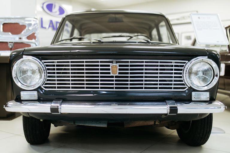 Автомобиль Fiat 124 в музее прототипов АвтоВАЗ в Тольятти. Прототип советского автомобиля ВАЗ-2101 Автомобиль Fiat 124 в музее прототипов АвтоВАЗ в Тольятти. Прототип советского автомобиля ВАЗ-2101