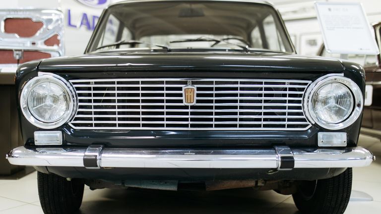 Автомобиль Fiat 124 в музее прототипов АвтоВАЗ в Тольятти. Прототип советского автомобиля ВАЗ-2101 Автомобиль Fiat 124 в музее прототипов АвтоВАЗ в Тольятти. Прототип советского автомобиля ВАЗ-2101