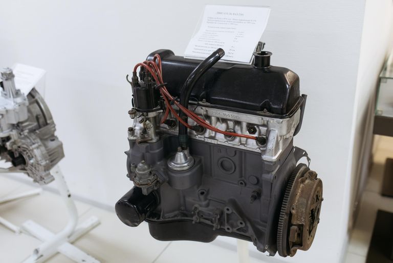 Двигатель автомобиля ВАЗ-2101 в музее прототипов АвтоВАЗ в Тольятти Двигатель автомобиля ВАЗ-2101 в музее прототипов АвтоВАЗ в Тольятти