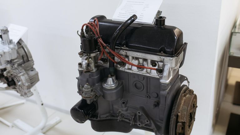 Двигатель автомобиля ВАЗ-2101 в музее прототипов АвтоВАЗ в Тольятти Двигатель автомобиля ВАЗ-2101 в музее прототипов АвтоВАЗ в Тольятти