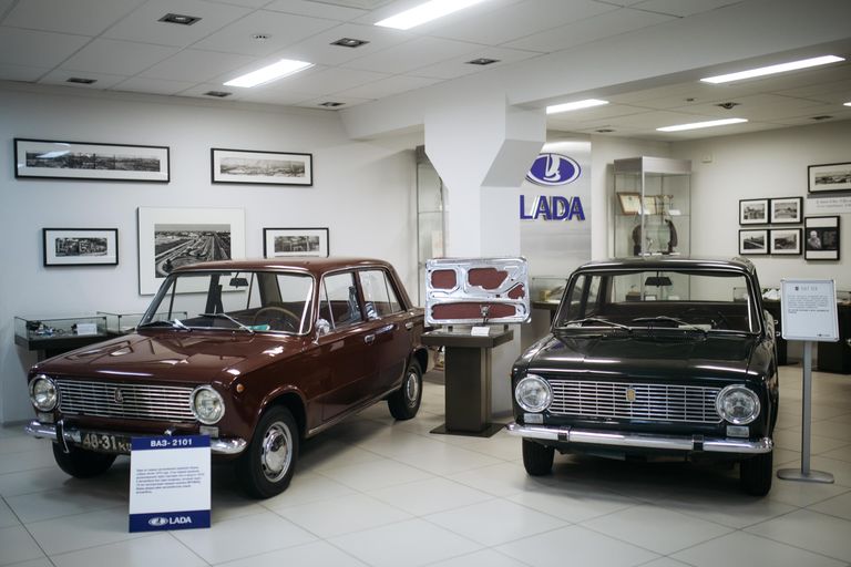 Автомобили ВАЗ-2101 и Fiat 124 в музее прототипов АвтоВАЗ в Тольятти Автомобили ВАЗ-2101 и Fiat 124 в музее прототипов АвтоВАЗ в Тольятти