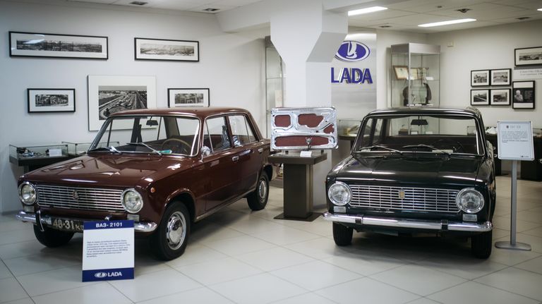 Автомобили ВАЗ-2101 и Fiat 124 в музее прототипов АвтоВАЗ в Тольятти Автомобили ВАЗ-2101 и Fiat 124 в музее прототипов АвтоВАЗ в Тольятти