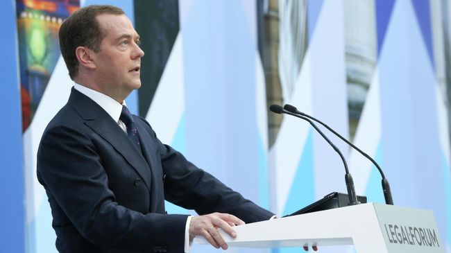 Председатель правительства РФ Дмитрий Медведев выступает на Петербургском международном юридическом форуме. 15 мая 2019 Председатель правительства РФ Дмитрий Медведев выступает на Петербургском международном юридическом форуме. 15 мая 2019