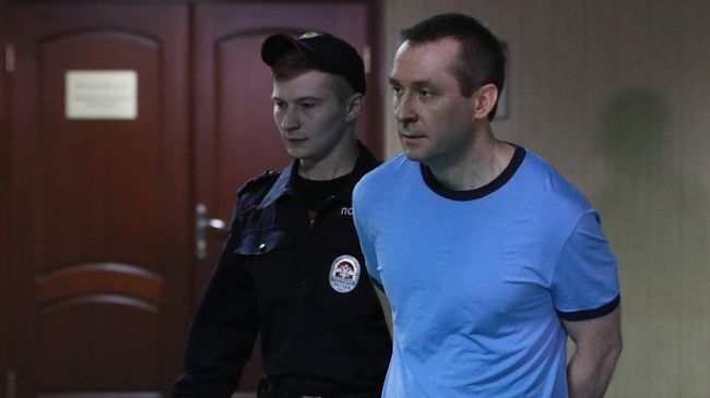 Дмитрий Захарченко, обвиняемый в коррупции, перед началом заседания Пресненского суда города Москвы Дмитрий Захарченко, обвиняемый в коррупции, перед началом заседания Пресненского суда города Москвы