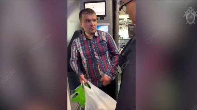 В аэропорту Толмачево авиадебошир избил экипаж и оскорбил полицейского В аэропорту Толмачево авиадебошир избил экипаж и оскорбил полицейского