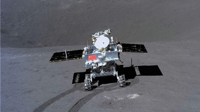 Луноход Юйту-2 проводит замеры химического состава грунта Луноход Юйту-2 проводит замеры химического состава грунта