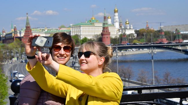 Немецкие туристы фотографируются на Патриаршем мосту