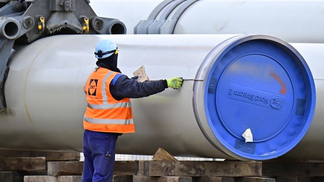 Рабочий на строительной площадке газопровода Nord Stream 2 в немецком Лубмине Рабочий на строительной площадке газопровода Nord Stream 2 в немецком Лубмине