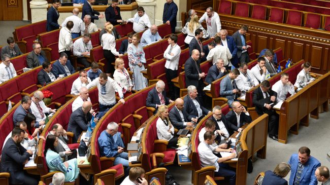 Депутаты на заседании Верховной рады Украины