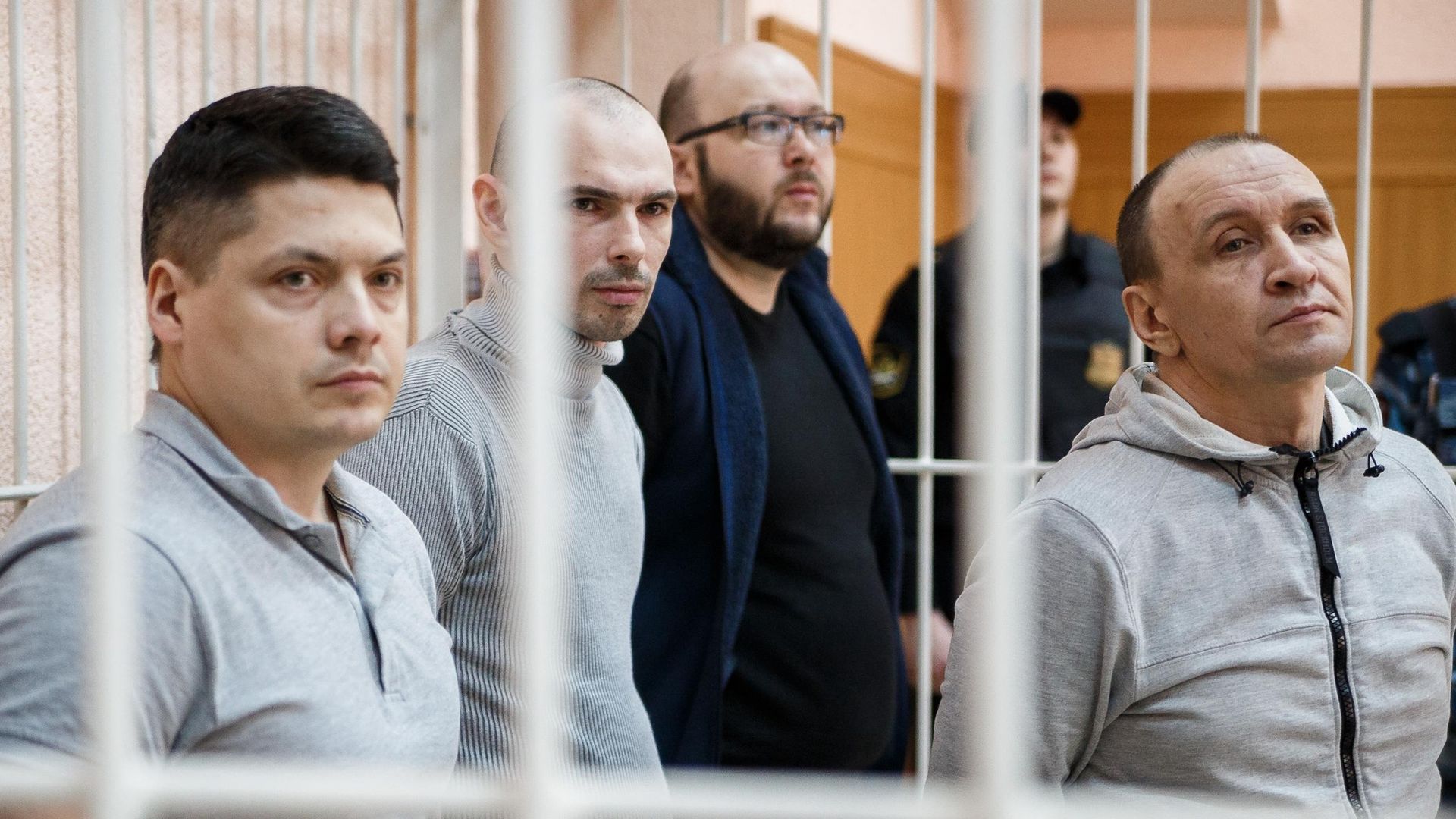 Технический директор комбината ОАО Кемеровский кондитерский комбинат Георгий Соболев и пожарный Сергей Генин, обвиняемый в халатности во время тушения пожара в ТЦ Зимняя вишня 25 марта 2018 года. 16 мая 2019 Технический директор комбината ОАО Кемеровский кондитерский комбинат Георгий Соболев и пожарный Сергей Генин, обвиняемый в халатности во время тушения пожара в ТЦ Зимняя вишня 25 марта 2018 года. 16 мая 2019 - РИА Новости, 1920, 21.09.2021