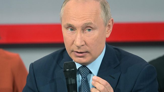 Президент РФ Владимир Путин во время общения с участниками медиафорума ОНФ Правда и справедливость Президент РФ Владимир Путин во время общения с участниками медиафорума ОНФ Правда и справедливость