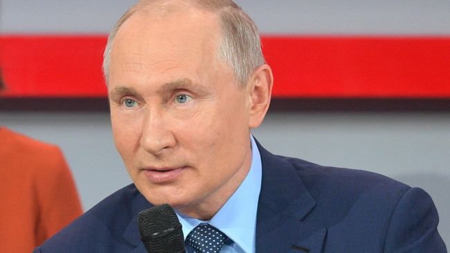 Президент РФ Владимир Путин во время общения с участниками медиафорума ОНФ Правда и справедливость Президент РФ Владимир Путин во время общения с участниками медиафорума ОНФ Правда и справедливость